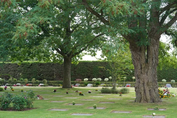 Bela Vista Parque Cemitério Com Campos Verdes Imagens De Bancos De Imagens