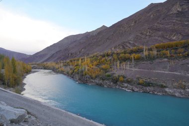 Dağların ve nehrin güzel manzarası
