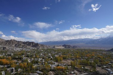 Dağlardaki güzel şehir manzarası