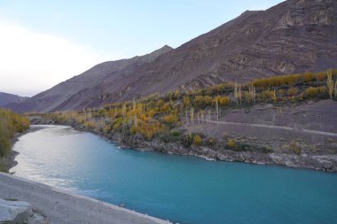 Dağların ve nehrin güzel manzarası