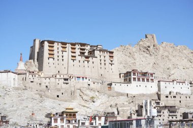 Tibet dağlarında güzel bir şehir