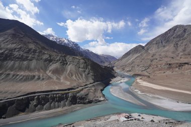 Nehirli dağların güzel manzarası