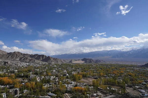 Dağlardaki güzel şehir manzarası