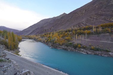 Nehirli dağların güzel manzarası