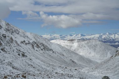 Kış mevsiminde güzel dağ manzarası