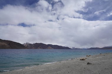 Göllü dağların güzel manzarası