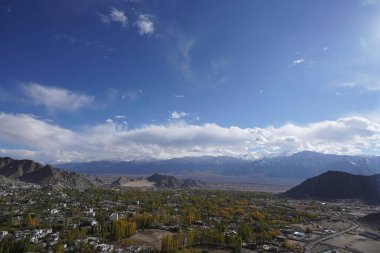 Dağlardaki güzel şehir manzarası