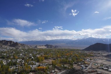 Dağlardaki güzel şehir manzarası