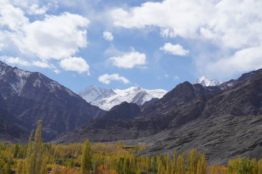 Gündüzleri güzel dağ manzarası