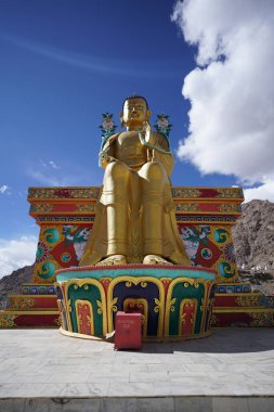 Buda 'nın tapınağın yakınındaki büyük heykeli.