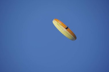 Gökyüzünde uçan paraşütçü