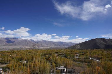 Dağlardaki güzel şehir manzarası