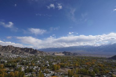 Dağlardaki güzel şehir manzarası