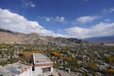 Dağlardaki güzel şehir manzarası