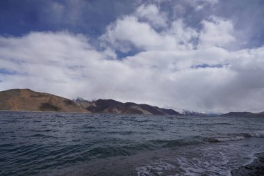 Göllü dağların güzel manzarası