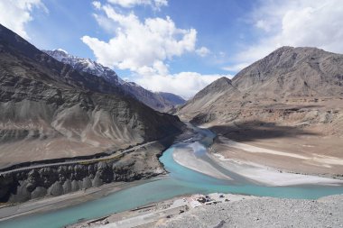 Nehirli dağların güzel manzarası