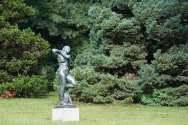 Yeşil bahçede kadın heykeli