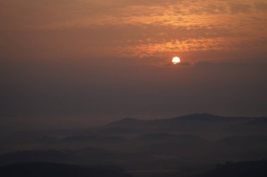 Turuncu gökyüzünde bulutlu güzel gün batımı