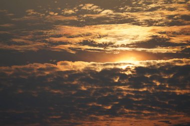 Turuncu gökyüzünde bulutlu güzel gün batımı