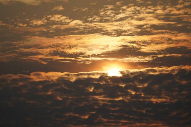 Turuncu gökyüzünde bulutlu güzel gün batımı