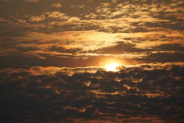 Turuncu gökyüzünde bulutlu güzel gün batımı