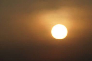 Turuncu gökyüzünde güzel gün batımı