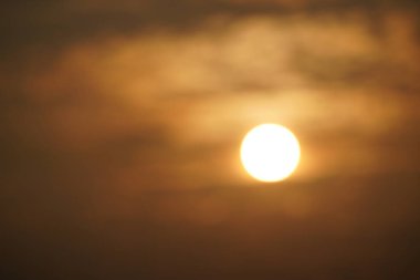 Turuncu gökyüzünde bulutlu güzel gün batımı