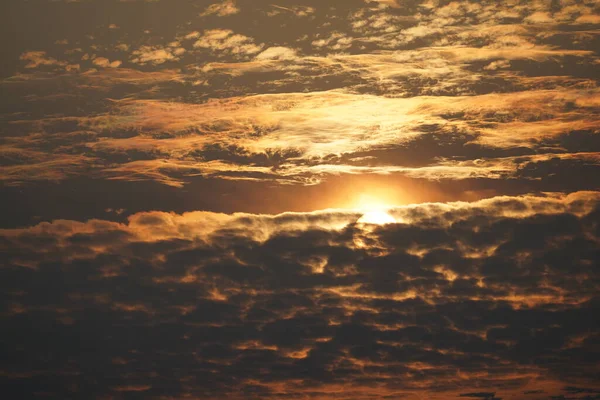 Turuncu gökyüzünde bulutlu güzel gün batımı