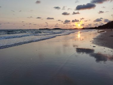 denize güzel tropik gün batımı