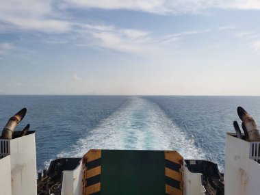 Büyük gemi motorunun arkasında güzel dalgalar