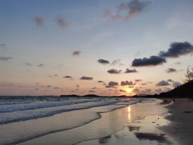 denize güzel tropik gün batımı