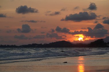 denize güzel tropik gün batımı