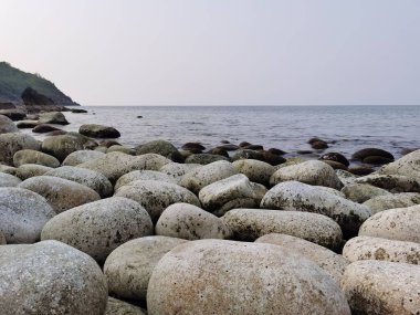 Kayalık deniz manzarası çok güzel. 