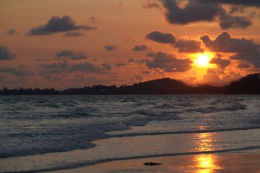 Denizin üzerinde güzel bir gün batımı
