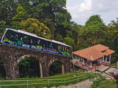 Malezya - 25 Nisan 2020 Penang Hill funiküler treni, tepenin orta istasyonundaki Mason pistinde. Tepe istasyonu Malezya 'daki en eski İngiliz sömürge istasyonudur..