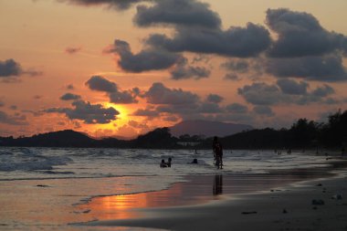 denize güzel tropik gün batımı