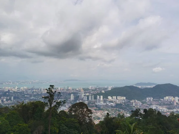 マレーシアのペナンの丘からの美しい街の景色 — ストック写真