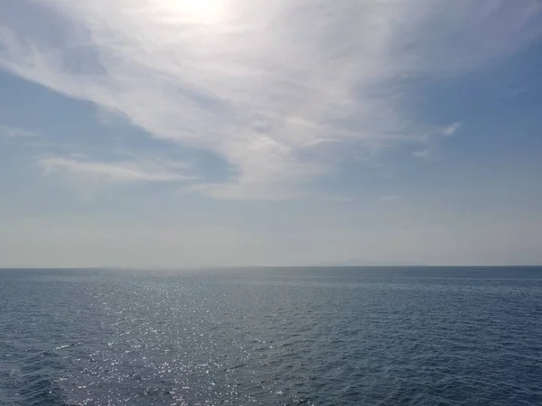 Красивый Морской Пейзаж Облаками Голубым Небом — стоковое фото