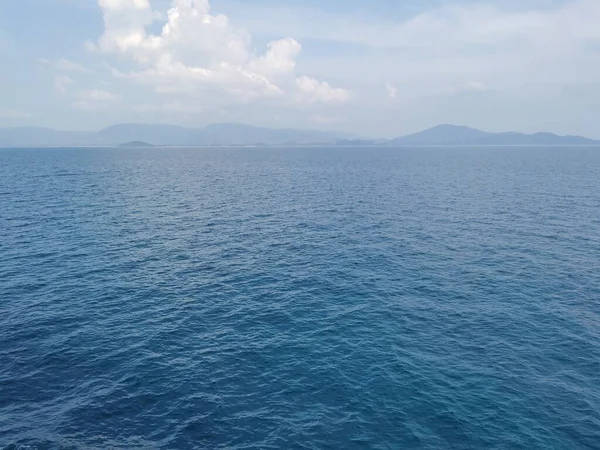 美しい海の景色と波と青い空 — ストック写真