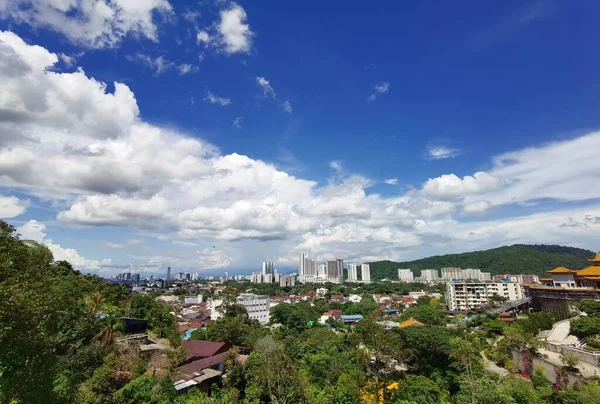 从马来西亚槟城山上看美丽的城镇景色 — 图库照片
