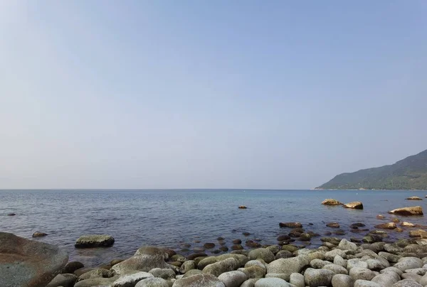 Piękny Widok Plażę Kamieniami Błękitnym Niebem — Zdjęcie stockowe