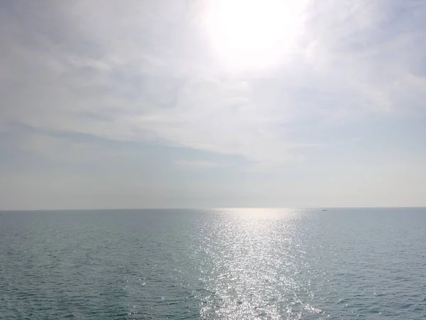 雲と青空が広がる美しい海の風景 — ストック写真