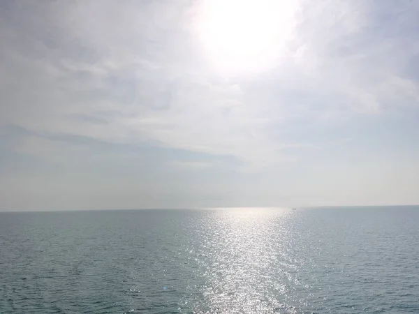 Bella Riflessione Della Luce Solare Sulla Superficie Dell Oceano — Foto Stock