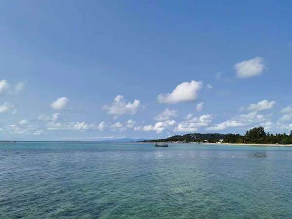 Piękna Tropikalna Plaża Białymi Chmurami Błękitnym Niebem — Zdjęcie stockowe