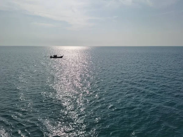 ボートや波の空中からの眺め美しい海の背景 — ストック写真