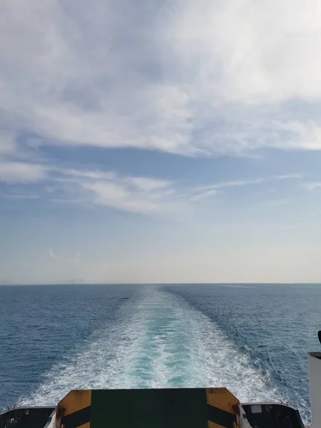 Büyük Gemi Motorunun Arkasında Güzel Dalgalar — Stok fotoğraf