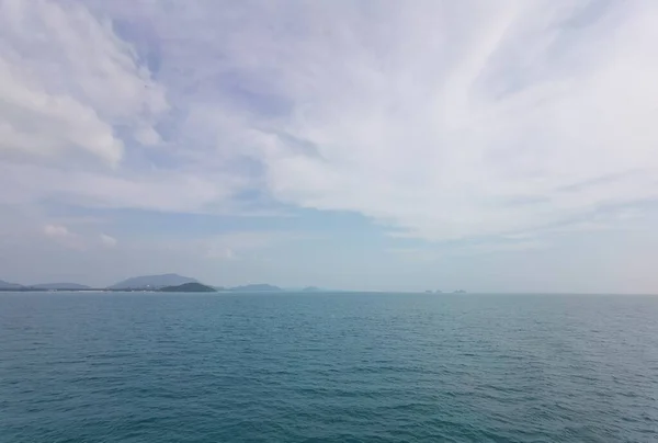 美しい海の波と青い空の風景 — ストック写真