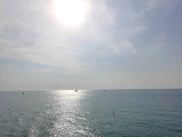 手前の空と太陽と海の美しい景色 — ストック写真