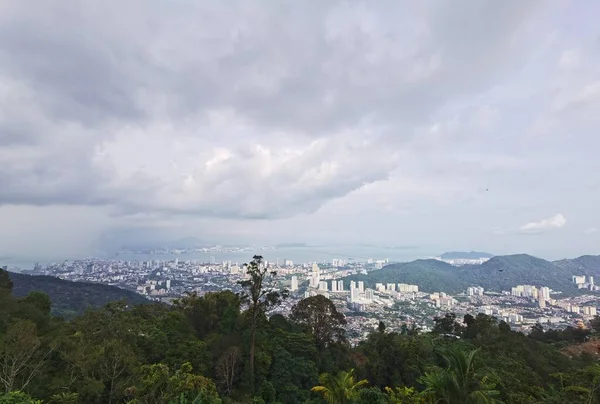 从马来西亚槟城山上看美丽的城镇景色 — 图库照片
