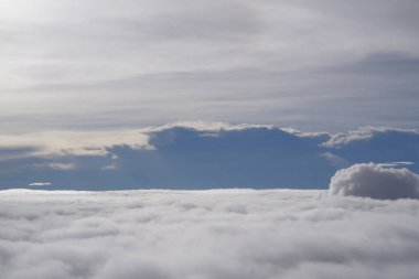 Bulutların ve gökyüzünün güzel manzarası 